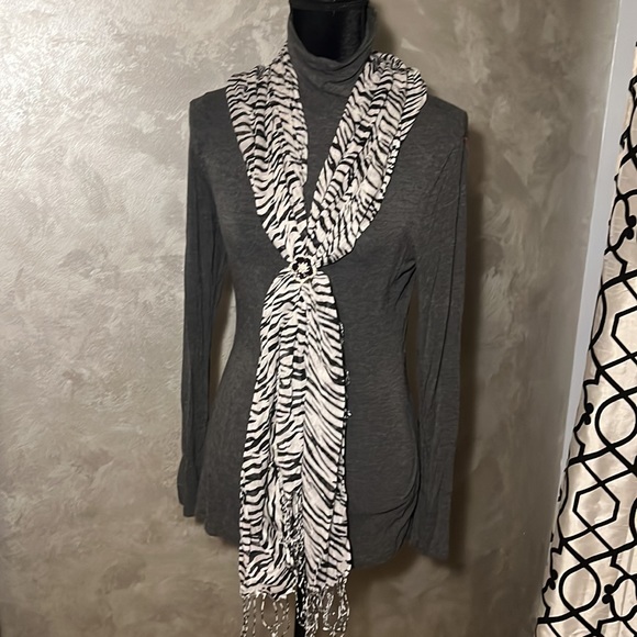 Fringed zebra scarf🧣 so versatile…Wear it a million different ways! One size - Picture 5 of 5